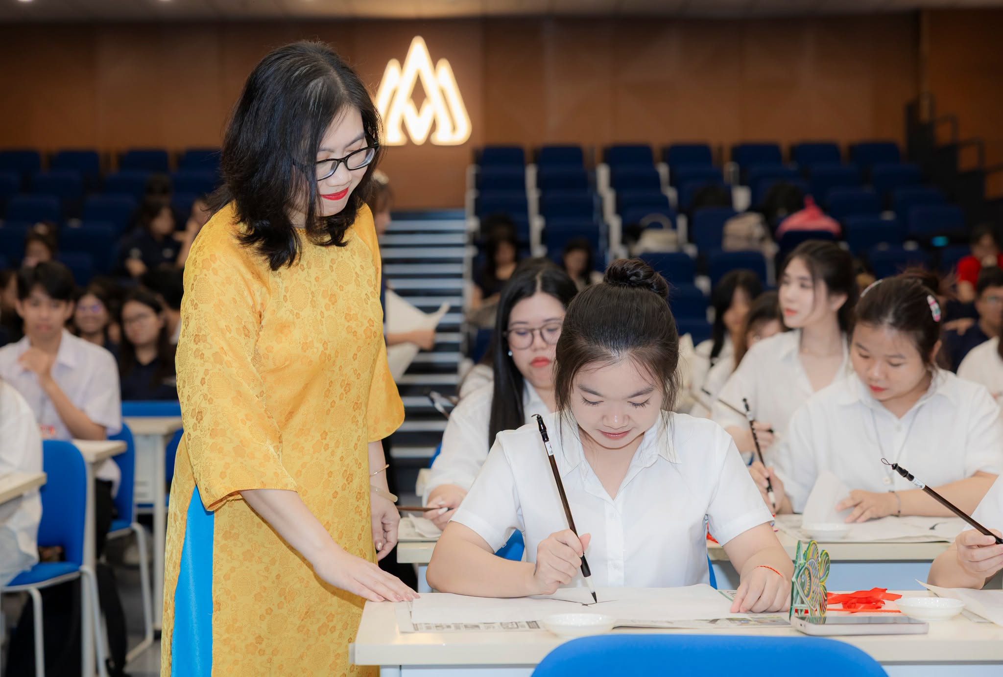 Tân sinh viên Ngành Ngôn ngữ Trung Quốc bắt đầu hành trình học tập qua nghi thức “Khai bút - Bái sư”