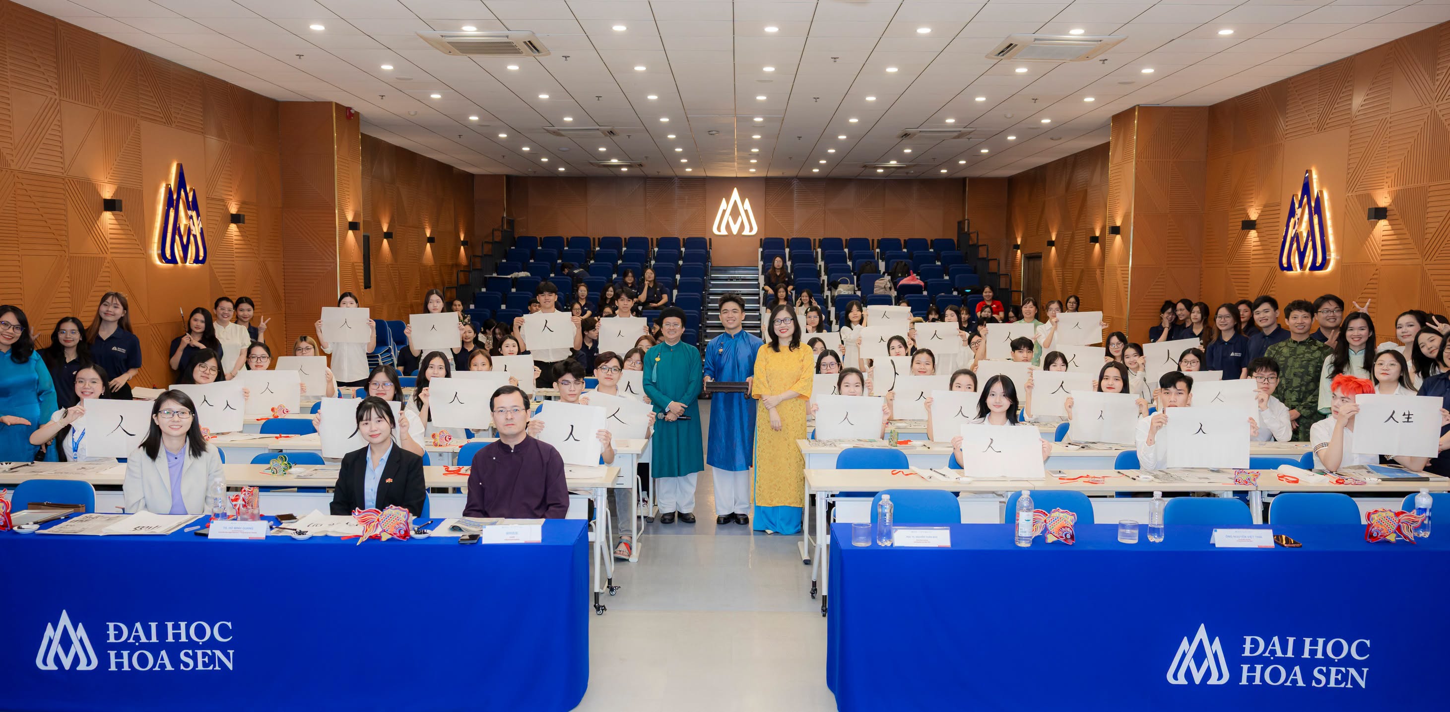 Tân sinh viên Ngành Ngôn ngữ Trung Quốc bắt đầu hành trình học tập qua nghi thức “Khai bút - Bái sư”