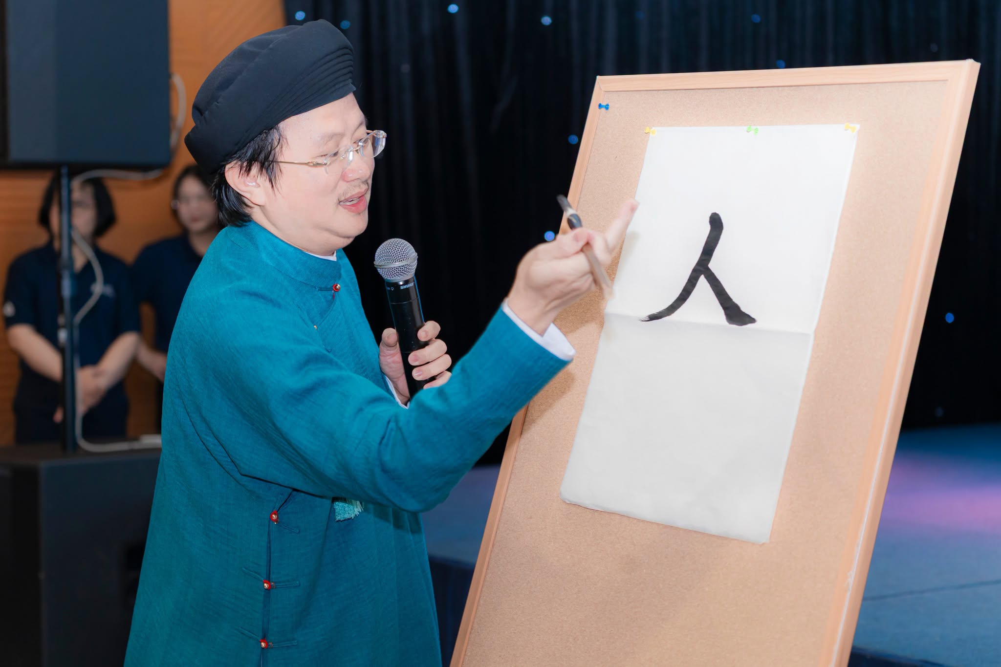 Tân sinh viên Ngành Ngôn ngữ Trung Quốc bắt đầu hành trình học tập qua nghi thức “Khai bút - Bái sư”
