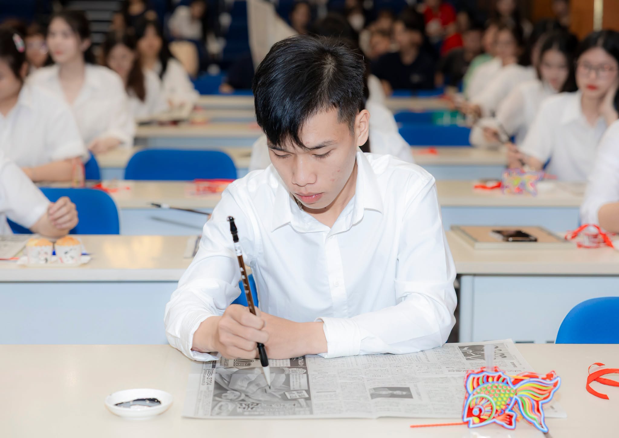 Tân sinh viên Ngành Ngôn ngữ Trung Quốc bắt đầu hành trình học tập qua nghi thức “Khai bút - Bái sư”