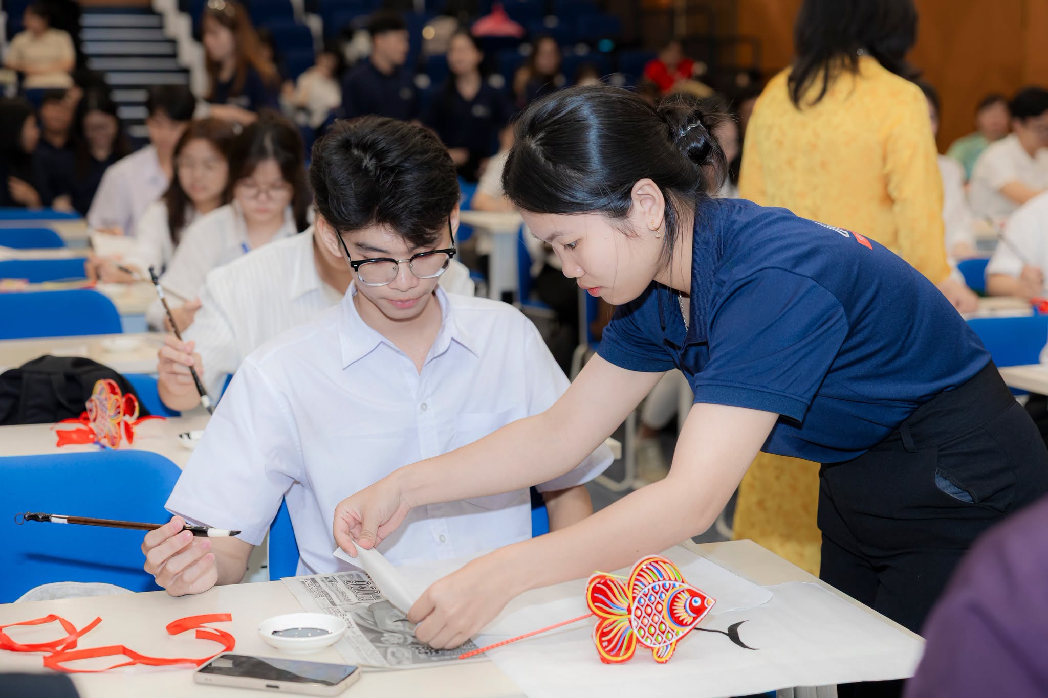 Tân sinh viên Ngành Ngôn ngữ Trung Quốc bắt đầu hành trình học tập qua nghi thức “Khai bút - Bái sư”