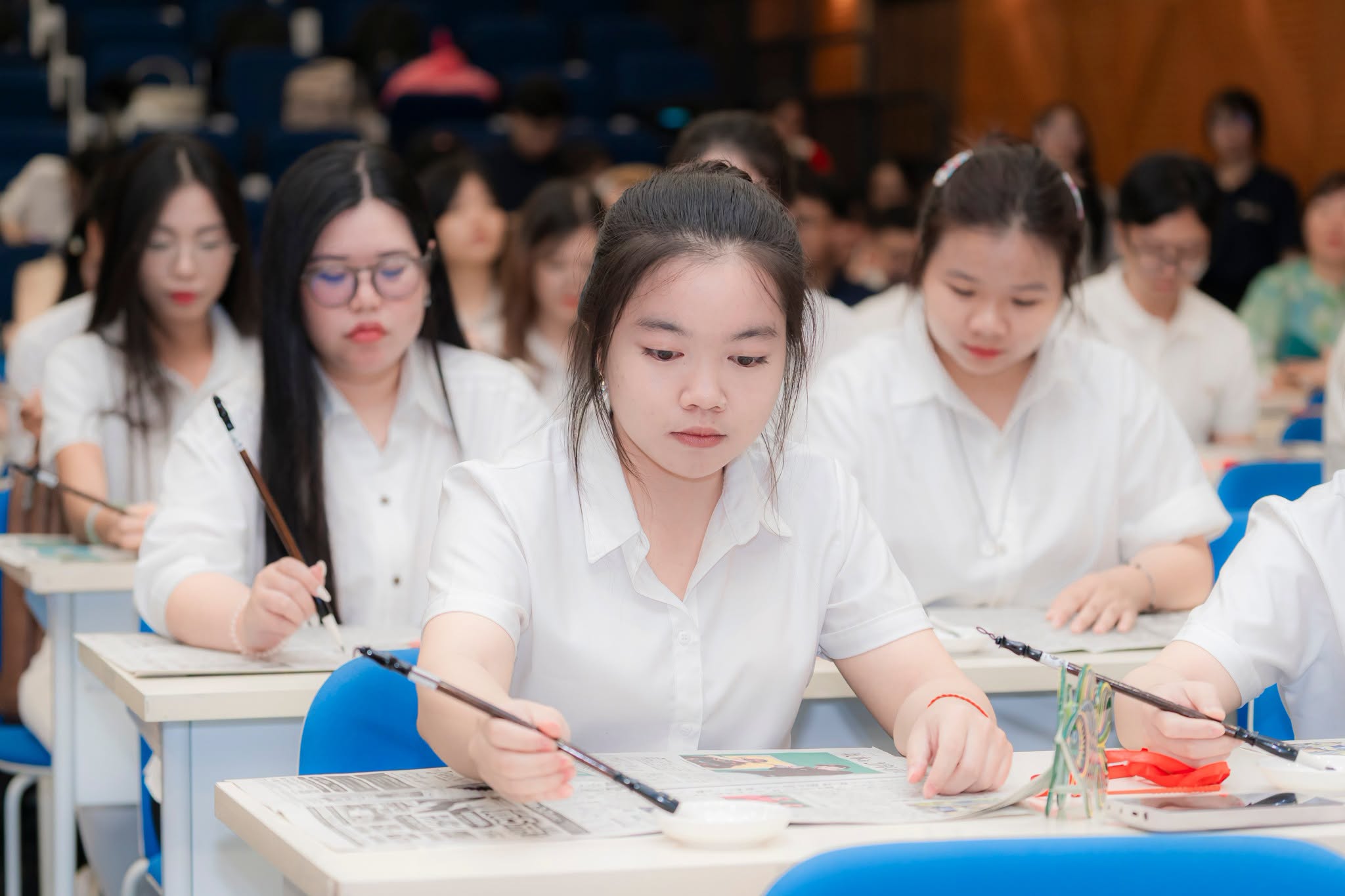 Tân sinh viên Ngành Ngôn ngữ Trung Quốc bắt đầu hành trình học tập qua nghi thức “Khai bút - Bái sư”