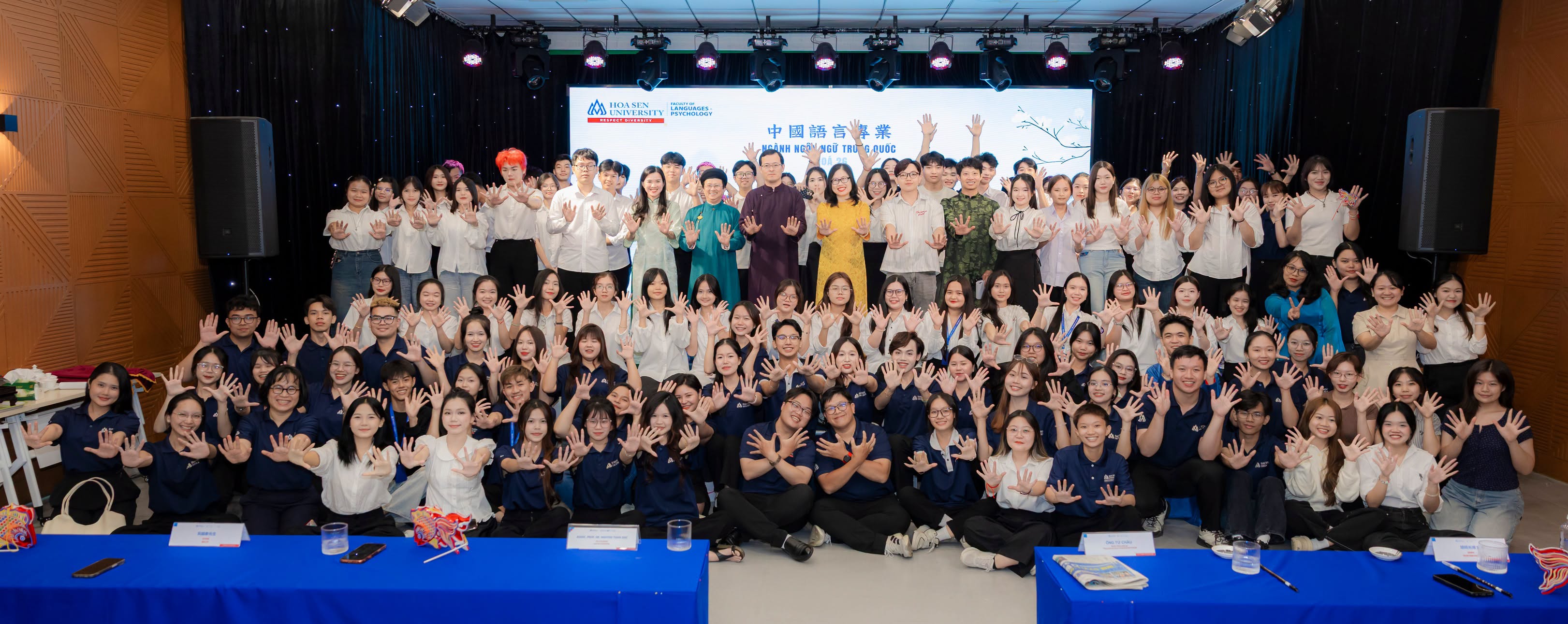 Tân sinh viên Ngành Ngôn ngữ Trung Quốc bắt đầu hành trình học tập qua nghi thức “Khai bút - Bái sư”