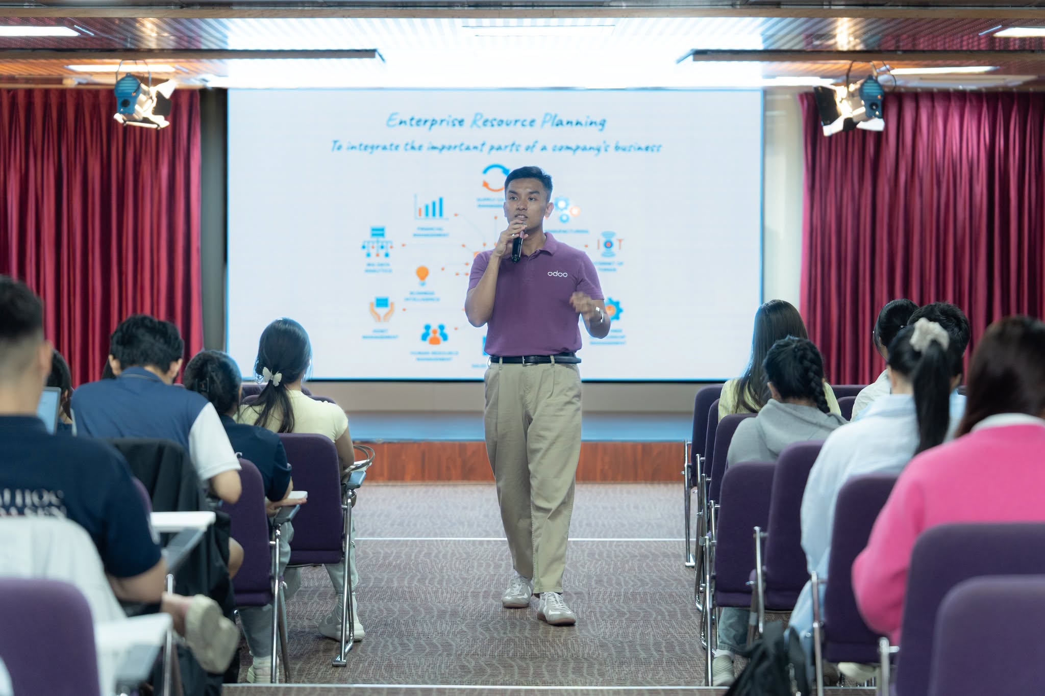 Sinh viên HSU thực hành hệ thống quản trị doanh nghiệp Odoo trong kỷ nguyên số