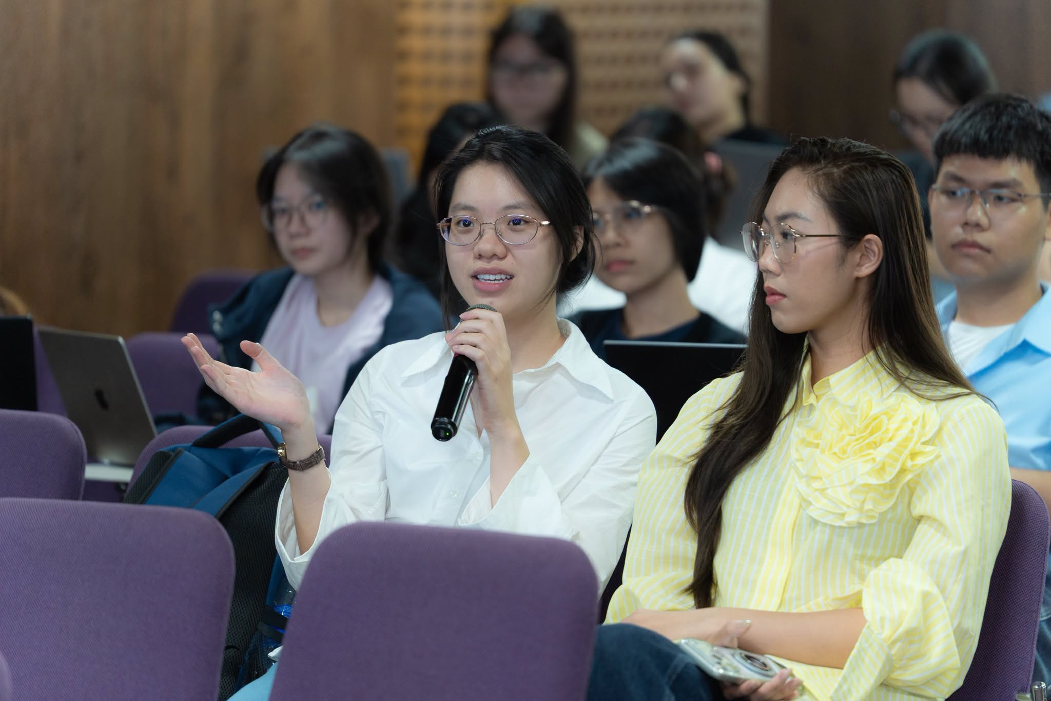 Sinh viên HSU thực hành hệ thống quản trị doanh nghiệp Odoo trong kỷ nguyên số