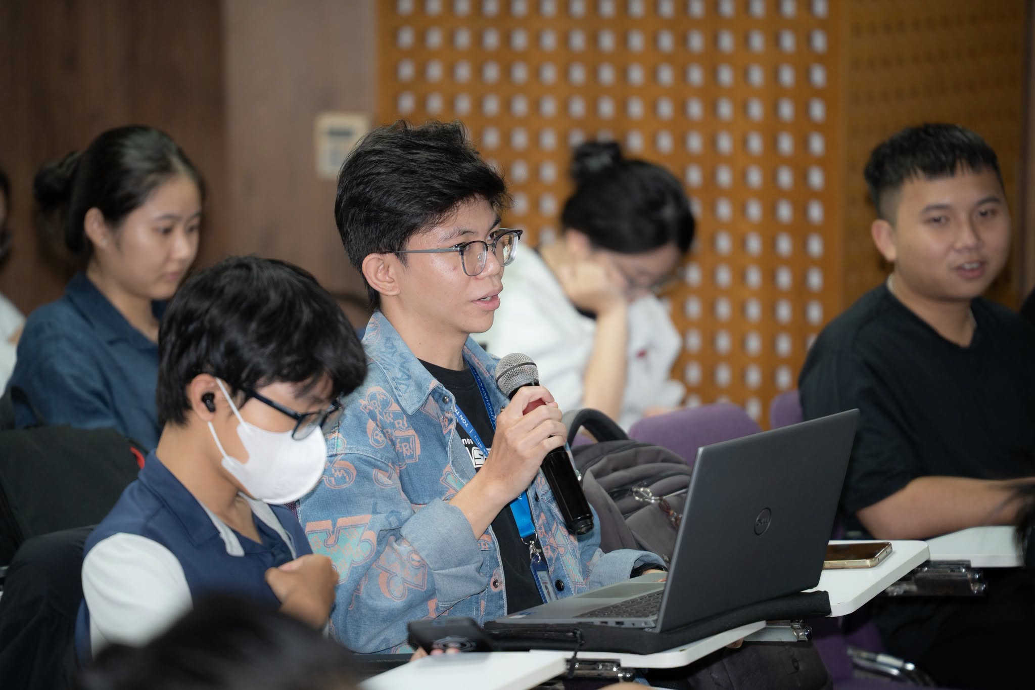 Sinh viên HSU thực hành hệ thống quản trị doanh nghiệp Odoo trong kỷ nguyên số