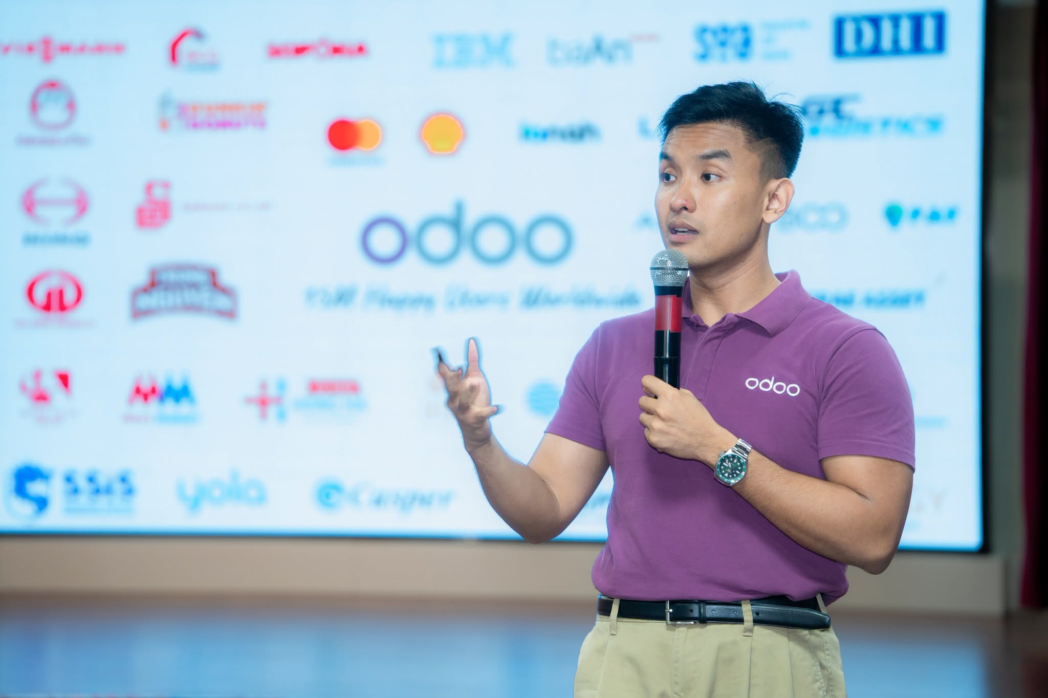 Sinh viên HSU thực hành hệ thống quản trị doanh nghiệp Odoo trong kỷ nguyên số