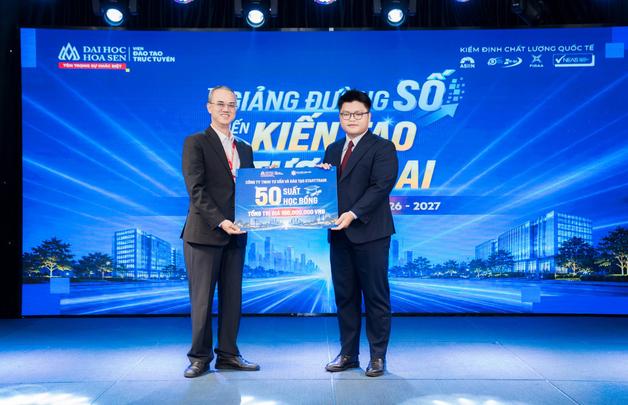 Ông Đinh Ngọc Sơn - Quản lý Quan hệ Đối ngoại Starttrain, cựu sinh viên HSU, đại diện Công ty TNHH Tư vấn và Đào tạo Starttrain trao tặng học bổng trị giá 100 triệu đồng
