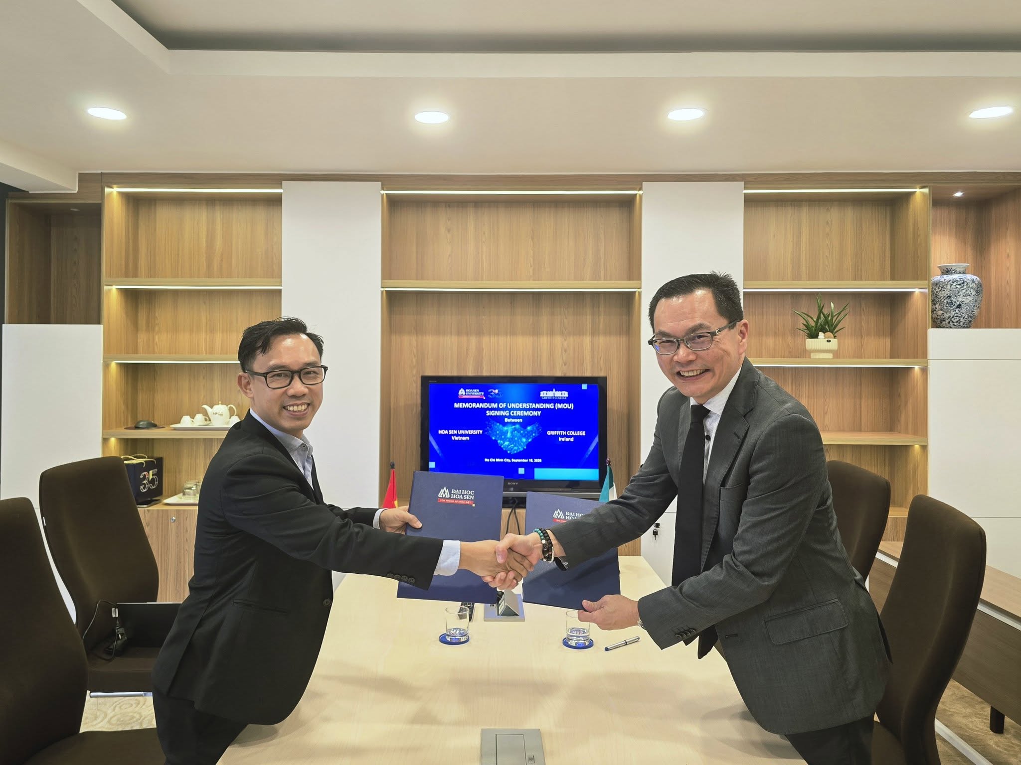 Chọn Đại học Hoa Sen ký kết hợp tác với Griffith College (Ireland), mở rộng mạng lưới giáo dục quốc tế tại châu Âu Đại học Hoa Sen ký kết hợp tác với Griffith College (Ireland), mở rộng mạng lưới giáo dục quốc tế tại châu Âu